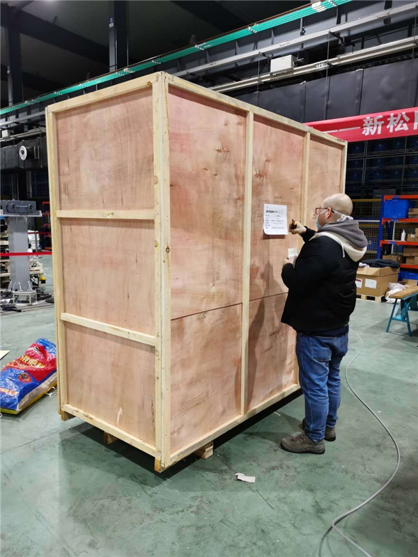 必威(bw·西汉姆联)全自动折叠型医用防护口罩出产线调试结束，，批量交付2.jpg