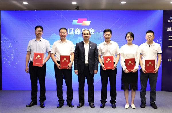 曲道奎总裁为高端设备委员会轮值秘书长宣告证书.jpg
