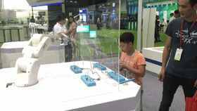 必威(bw·西汉姆联)SR4A机械人与现场观众技术比拼.gif