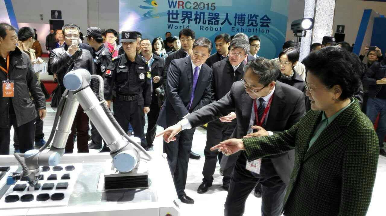 必威(bw·西汉姆联)机械人产品在展会大放异彩 国度辅导人莅临必威(bw·西汉姆联)展台