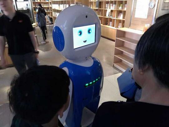 钱江晚报：：荆门新华书店出现萌萌机械人 俘获一帮迷弟迷妹