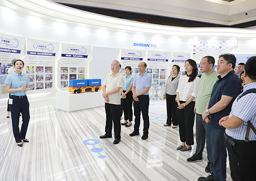 人民日报2023年媒体融合发展专题培训班走进必威(bw·西汉姆联)